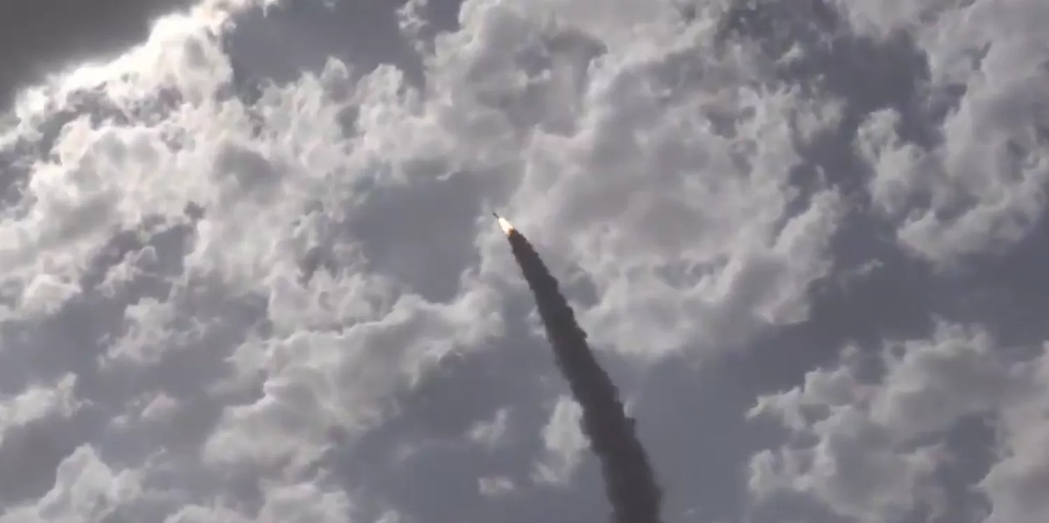 Irã lança 30 mísseis contra Tel-Aviv após entrada dos EUA no conflito; Israel responde